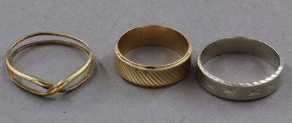 null Lot de trois anneaux en or 18k : - un anneau strié, TDD : 52, pds : 4,2 g. -...