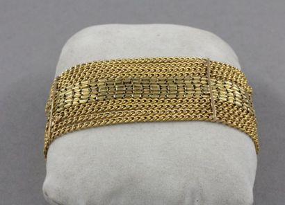 null Bracelet large composée de quatorze chaines en or jaune 18k, pendentif Jésus...