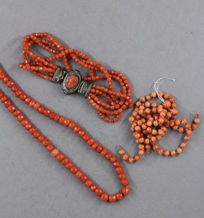 null Deux colliers en corail et un bracelet en corail