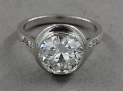 null Bague en platine 850 millièmes, ornée d'un diamant rond de taille brillant entre...