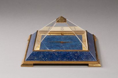 null JAEGER-LECOULTRE vers 1965 Pendulette de bureau de forme pyramidale en métal...