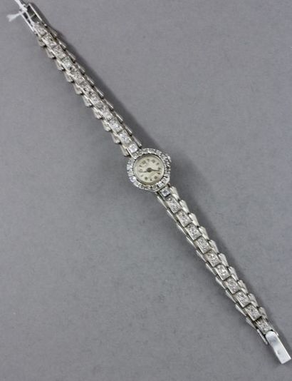 null AXEDO Bracelet-montre de dame en or gris 18k, lunette ornée d'une ligne de petits...