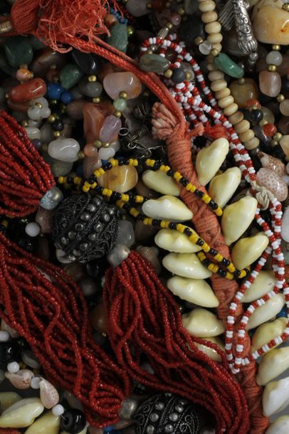 null Lot de bijoux fantaisie : colliers en coquillages, colliers perles émaillée...