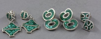 null Trois paires de boucles d'oreille en argent  925°/°° et pierre verte à motifs...
