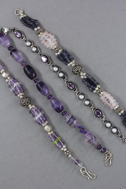 null Lot de quatre bracelets en argent  925°/°° et pierres violettes Poids brut :...