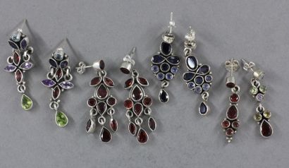 null Huit paires de boucles d'oreilles en argent  925°/°° et pierres de couleur Poids...