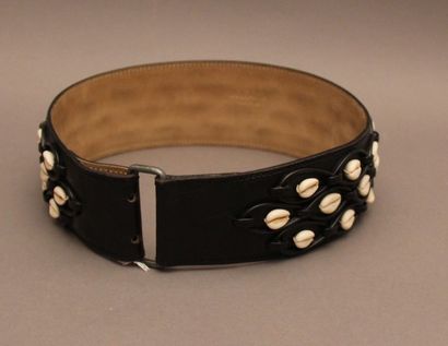 null ALAÏA Ceinture en cuir noir à décor d'une frise ornée de coquillages, taille...