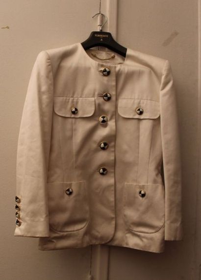 null ESCADA by Margaretha Ley Lot composé de deux veste, l'une en coton écru, encolure...