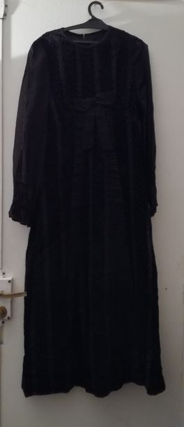 null Deux robes   : une robe noire longue  en mousseline, manches longues et une...