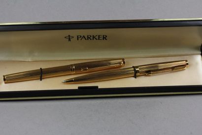 null PARKER Lot d'un stylo à bille et d'un stylo plume en métal doré, plume en or...