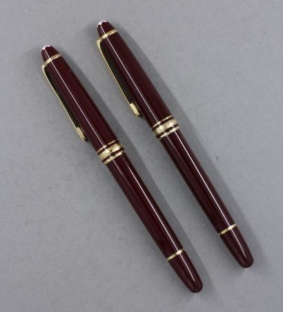 null Deux stylos Montblanc en laque bordeaux : un stylo plume (plume or) et un stylo...