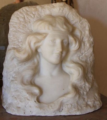 null Etienne LENHOIR (1880-1910) Femme en buste Bas-relief en marbre, signé H : 35,...