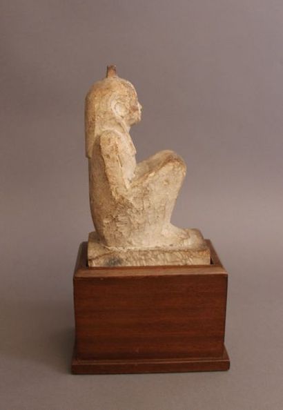null Statuette de la déesse Maat sous sa forme anthropomorphe, assise les genoux...