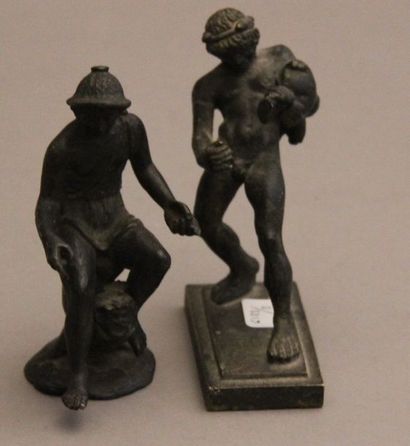 null Deux personnages en bronze patiné dans le goût de l'Antique H : 12 cm.