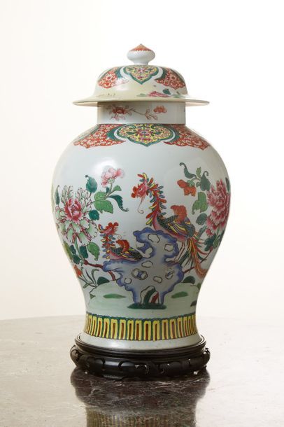 null Potiche balustre couverte en porcelaine polychrome à décor de phoenix Chine,...