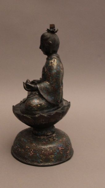 null Sujet en bronze et émaux champlevés représentant un bodhisattva assis en méditation...