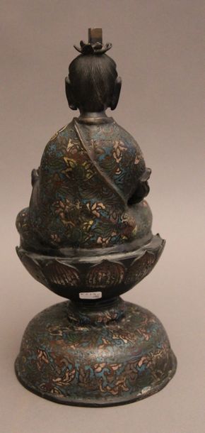 null Sujet en bronze et émaux champlevés représentant un bodhisattva assis en méditation...