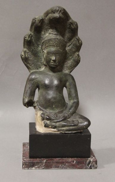 null Sculpture en pierre représentant Bouddha protégé par le Naga Cambodge