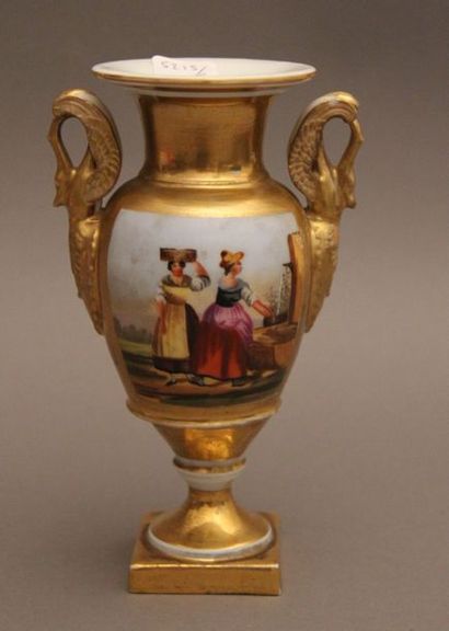 null *Petit vase sur piédouche à deux anses en porcelaine de Paris à décor de deux...