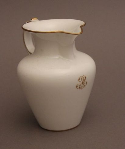 null Manufacture de SEVRES Pot à lait en porcelaine blanche chiffrée, datée 1891...