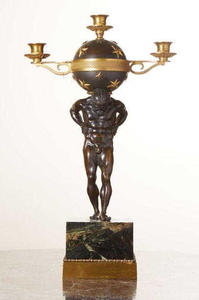 null Candélabre en bronze patiné et doré en forme d'Atlas supportant le globe céleste...
