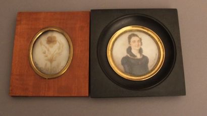 null Ecole française du XIXème s. Portrait de femme à la robe noire Miniature ronde...