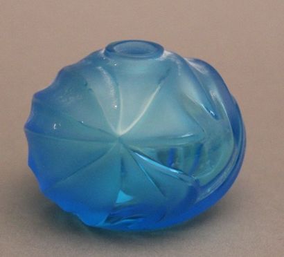 null LALIQUE France Vase soliflore en cristal moulé bleu modèle royal palm. H : 6...