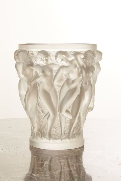 null CRISTAL LALIQUE Vase « Bacchantes ». Epreuve en cristal blanc moulé pressé satiné...