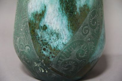 null LEGRAS Vase de forme piriforme en verre marbré vert, gravé de deux pointes à...