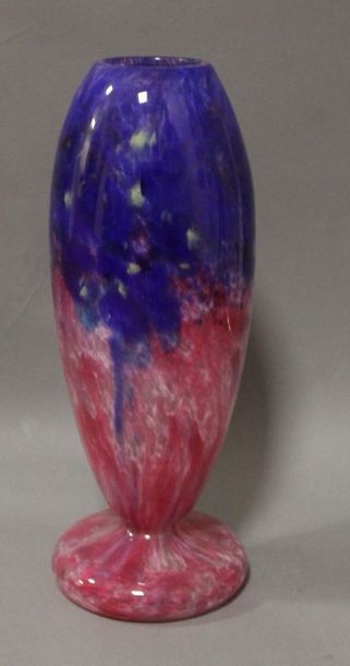 null Charles SCHNEIDER Vase oblong sur piédouche en verre moucheté rose, bleu et...