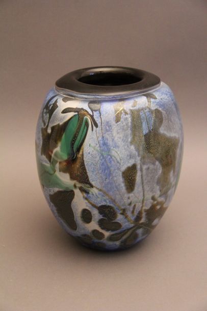null *Ahmed LOUMANI (1956-) Vase ovoïde en verre multicolore sur fond bleu clair,...