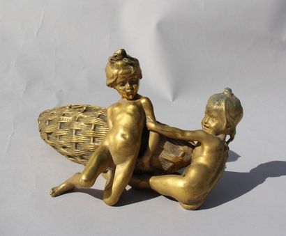 null Raoul LARCHE (1860-1912) Centre de table en bronze doré à décor d'enfants jouant...