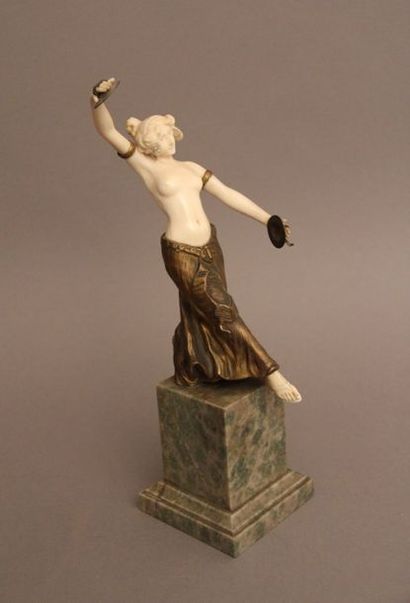 null Louis SOSSON (actif 1905-1930) Danseuse nue aux cymbales Sculpture chryséléphantines...