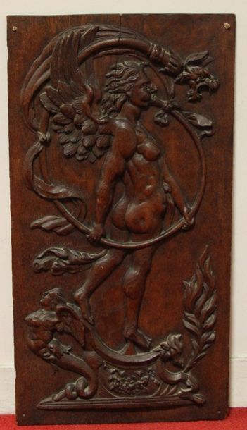 null Panneau en chêne sculpté en bas-relief d'un ange jouant du cornu, cor de l'antiquité,...