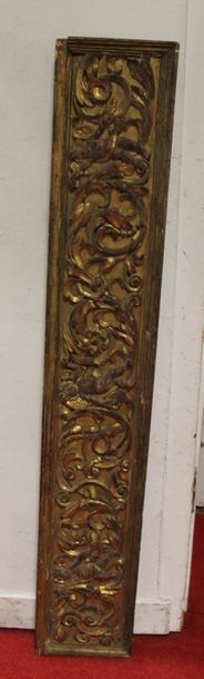 null Bas-relief rectangulaire en bois sculpté doré d'une frise de rinceaux et angelots
20...
