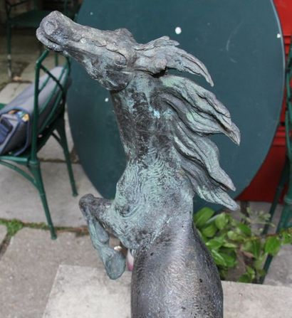null YOLANDA, XXème s. Le cheval Sculpture en bronze à patine verte, signée, F.LEON...
