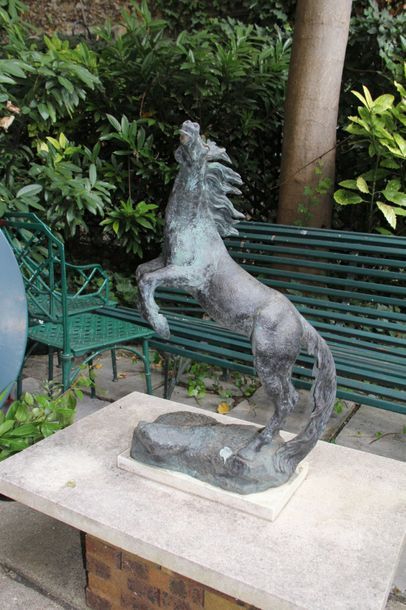 null YOLANDA, XXème s. Le cheval Sculpture en bronze à patine verte, signée, F.LEON...