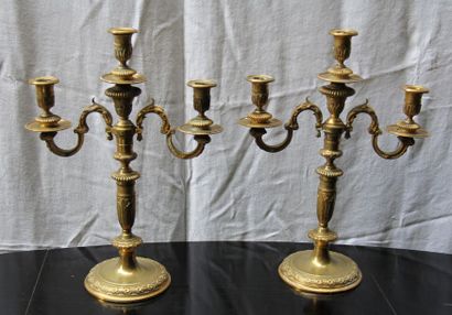 null Paire de candélabres en bronze à trois lumières, style Louis XVI H : 40 cm.