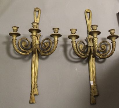 null Paire d'appliques en bronze à trois lumières style Louis XVI H : 60 cm.