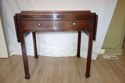 null Petit bureau ton acajou à volets, Angleterre moderne H : 71 L : 77 P : 55 c...