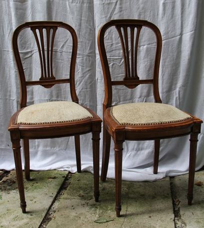 null Paire de chaises en bois naturel à dossier ajouré, style Louis XVI