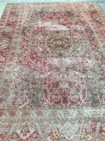 null TABRIZ (Iran), début XXème s. Tapis en laine à fond rouge rubis à rinceaux et...