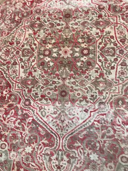 null TABRIZ (Iran), début XXème s. Tapis en laine à fond rouge rubis à rinceaux et...