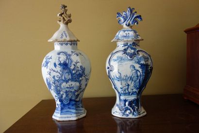 null Deux vases couverts en faïence bleu-blanc dépareillés, DELFT (accidents) H :...