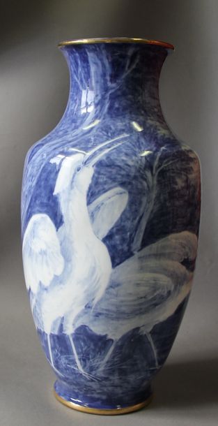 null Limoges vase ovoïde en porcelaine à décor blanc bleu d'oiseau H : 42 cm