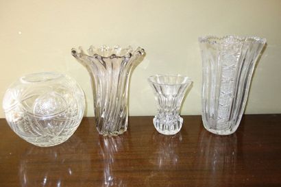 null Quatre vases en verre et cristal H : 27 cm.