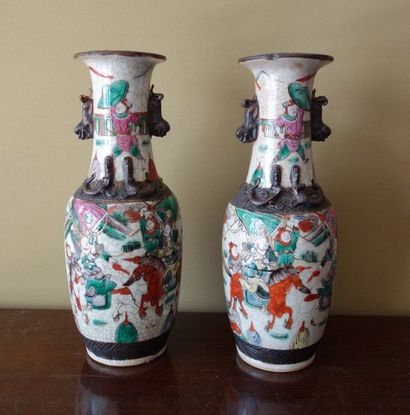 null Paire de vases en faïence à décor de guerriers, NANKIN H : 30 cm.