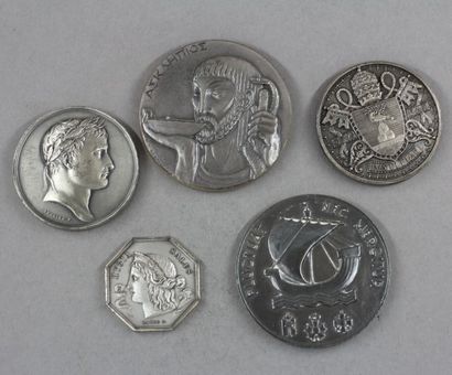null Lot de médailles en argent : - quatre médailles profil de Napoléon Ier d'après...