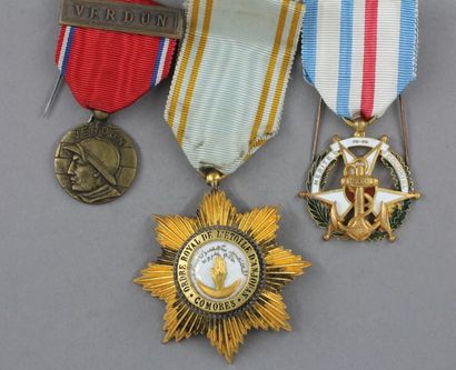 null *Lot de trois médailles militaires : médaille de Verdun modèle Prudhomme médaille...