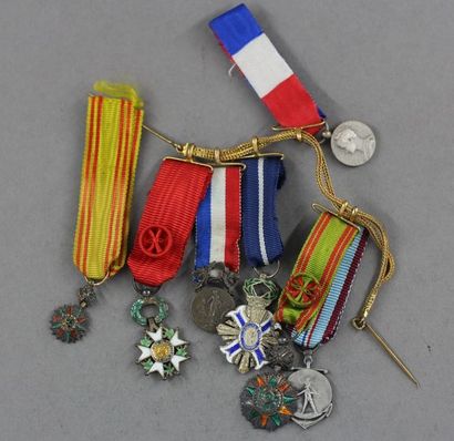 null Ensemble de décorations, 4 étoiles de la Légion d'Honneur de Chevalier dont...